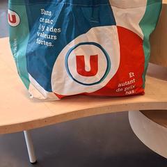 Bag avec accessoires de cuisine, as reported by IKEA Lyon Grand Parilly using iLost