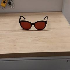 Des lunettes de soleil Oranje glazen, a été signalé par IKEA Breda utilisant iLost