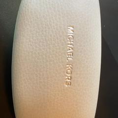 Gafas de sol White case, segundo informou MEININGER Hotel Berlin Central Station usando iLost