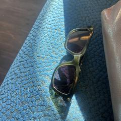 Groene zonnebril, as reported to iLost