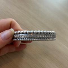 Armband zilverkleurig, jak bylo nahlášeno na iLost