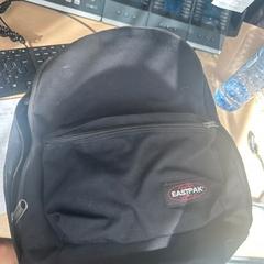 Zwarte eastpak rugzak, zgłoszono przez Haven Hotel Rotterdam przy użyciu iLost
