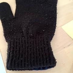 Glove, as reported by IKEA Rouen Tourville-La-Rivière using iLost