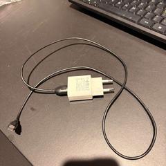 Ładowarka Zwart draad, witte adapter, zgłoszono przez Van der Valk Hotel Veenendaal przy użyciu iLost