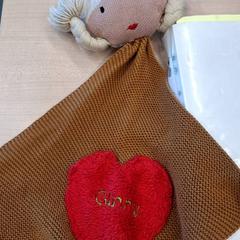 Carteiras & Peluche pulseira, como reportado por IKEA Avignon utilizando o iLost