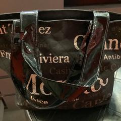 Toilet bag, ha sido reportado por MEININGER Hotel Bordeaux Gare Saint-Jean con iLost