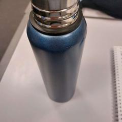 Bouteille à boire blauw, a été signalé par Vrije Universiteit Amsterdam utilisant iLost