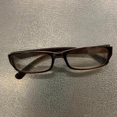 メガネ, come riportato da IKEA Tokyo-Bay utilizzando iLost