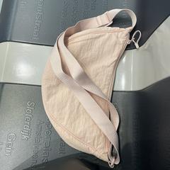 Pink uniqlo shoulder bag, iLost에 보고됨