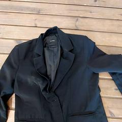 Blazer Noir, segundo informou IKEA Rennes - Pacé usando iLost