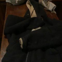 Mellény Dik zwart vest, amint azt Café Leentje az iLost segítségével jelentette.