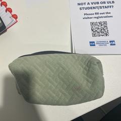 필통 Green, iLost를 사용하여 Vrije Universiteit Brussel (VUB)에 보고됨