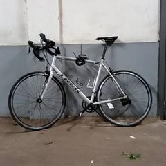 Koersfiets Trek - grijs, zoals gemeld door Fietsdepot Hasselt met iLost