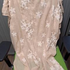 Sjal Beige met witte bloemen, rapporterat av Connexxion Haarlem IJmond med iLost