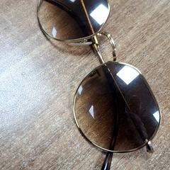 Occhiali da sole, come riportato da Qbuzz DMG utilizzando iLost