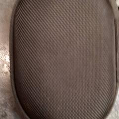 Etui met oortjes, amint azt Rotterdam The Hague Airport az iLost segítségével jelentette.