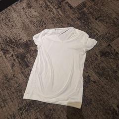 Ingek wit t-shirt, amint azt Van der Valk Rotterdam Blijdorp az iLost segítségével jelentette.
