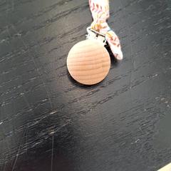 Attache-tetine, come riportato da IKEA Rouen Tourville-La-Rivière utilizzando iLost