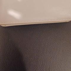 Bolso pequeño de color blanco hueso, ha sido reportado por RÍO Shopping - Valladolid con iLost