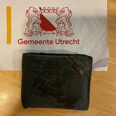 Zwarte portomonnee Zwart, ha sido reportado por Gemeente Utrecht con iLost