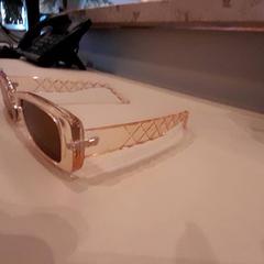 Gafas de sol Licht roze, ha sido reportado por Van der Valk Hotel Schiphol con iLost