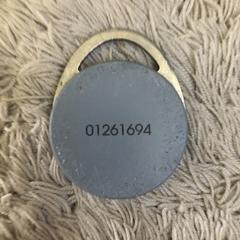 Grijze penning met een nummer, as reported to iLost