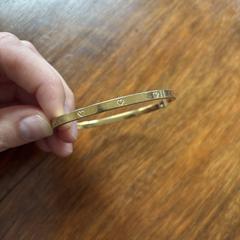 Gouden armband met hartjes erin gegraveerd, ako bolo nahlásené iLost