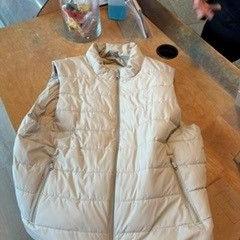 Gilet matelassé beige, a été signalé par UMC Utrecht utilisant iLost