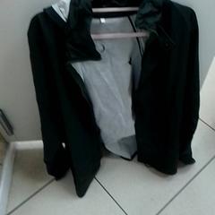 Eurirako jantziak VESTE, gisa salatu by ilévia iLost erabiliz