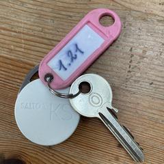 Sleutel Salto deuropener en roze label met nr 121, som rapporterats till iLost