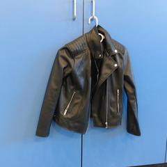 Leren jas, como reportado por Walibi Holland utilizando o iLost