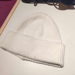 قبعة صغيرة Crèmekleurige gebreide beanie، كما تم الإبلاغ عنه بواسطة Het Noordbrabants Museum عبر iLost