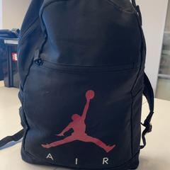 Mochila, segundo informou HTM usando iLost