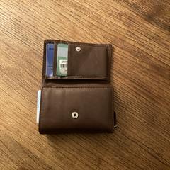 Bruine portemonnee, buitenlands a été signalé sur iLost