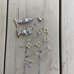 Drietal armbanden, gerapporteerd met iLost