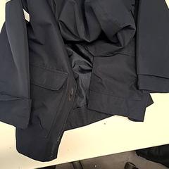 Jakke Donker blauw, som rapportert av Avonturenpark Hellendoorn ved bruk av iLost
