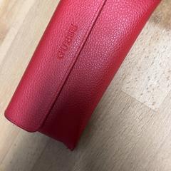 علبة نظارات مع نظارات Rood، كما تم الإبلاغ عنه بواسطة IKEA Amersfoort عبر iLost