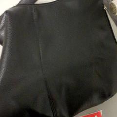 Sac Zwart, a été signalé par Connexxion Hoeksche Waard Goeree Overflakkee utilisant iLost