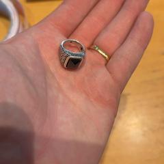 Gyűrű Zilver, met steen, amint azt Pathé Ede az iLost segítségével jelentette.