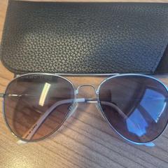 Gafas de sol piloten in hoes, ha sido reportado por Connexxion Zeeland con iLost