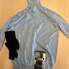 Camicia , 1 glove and phone case, come riportato da Amsterdam ID Aparthotel utilizzando iLost