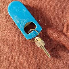 Sleutel met blauwe flesopener, som rapporterats till iLost