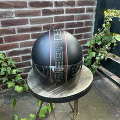 Helm scooter of brommer.، كما تم الإبلاغ عنه عبر iLost