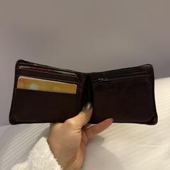 A wallet with cards on name B Jansen, gerapporteerd met iLost