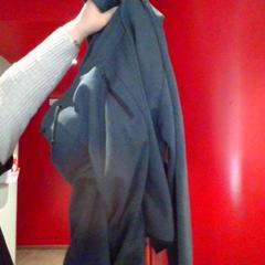 セーター blue navy がiLostで MEININGER Hotel Roma Termini によって報告されました