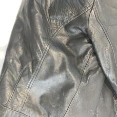 Abrigo de cuero Leren jas, ha sido reportado por Gemeente Waalwijk con iLost