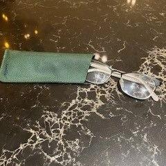 Pouzdro na brýle s brýlemi, jak nahlášeno Van der Valk Hotel Veenendaal pomocí iLost