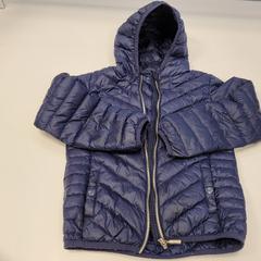 Kinderjasje donker blauw, segons ha informat Gemeente Zonhoven mitjançant iLost