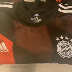 Skjorta Shirt Fc Bayern München, rapporterat av MEININGER Hotel Leipzig Hauptbahnhof med iLost