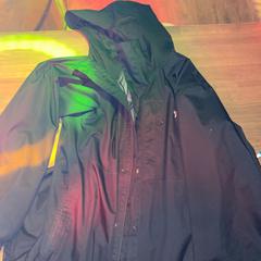 Zwarte jas, as reported by Club Nyx/Exit Café using iLost